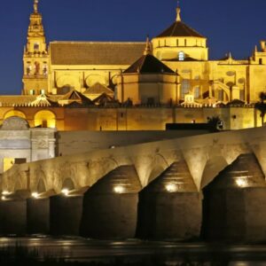 Verlichte Mezquita en Romeinse brug bij nacht, Córdoba