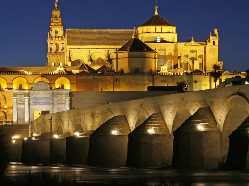 Verlichte Mezquita en Romeinse brug bij nacht, Córdoba
