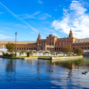 Plaza de España in Sevilla met reflecterende waterkanaal