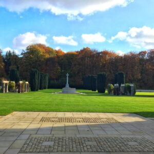 Herfstlandschap met monument en groene grasvelden.