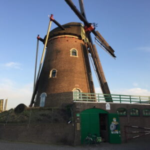 Traditionele Nederlandse windmolen bij zonsondergang.