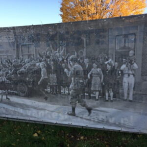 Bevrijdingsfoto: soldaten en juichende menigte.