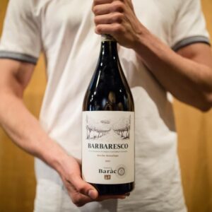 Persoon houdt Barbaresco wijnfles vast