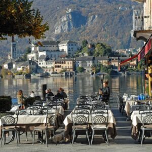 Terras met uitzicht op meer en eilandstad.