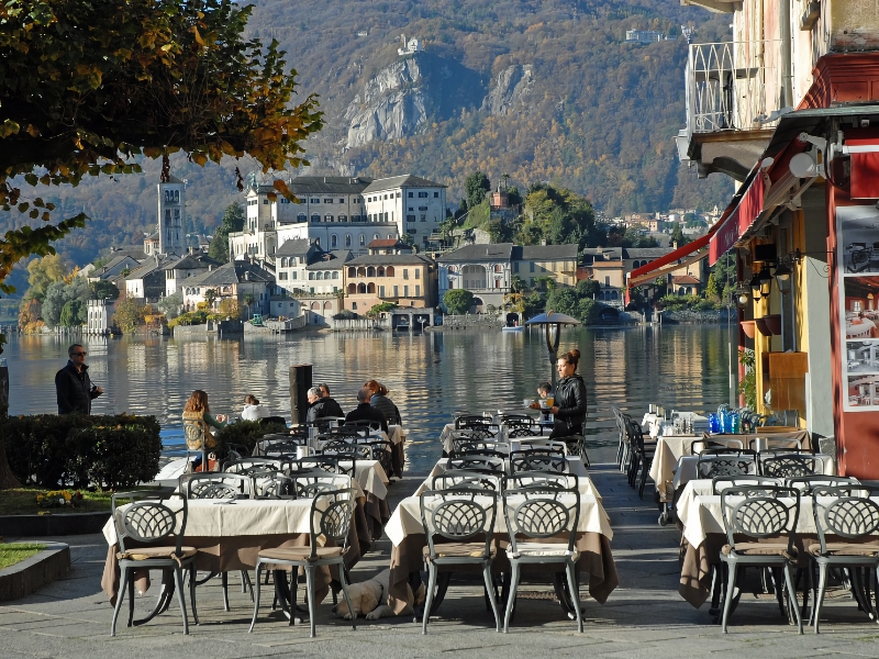 Terras met uitzicht op meer en eilandstad.