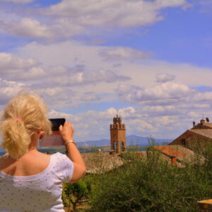 Vrouw fotografeert pittoresk Italiaans dorp
