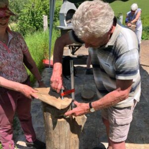 Will Schropp houtsnijden buiten met een vriend.