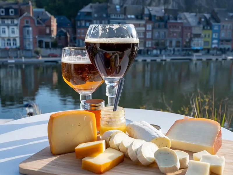 Belgische kaas en bier langs de rivier in Dinant.
