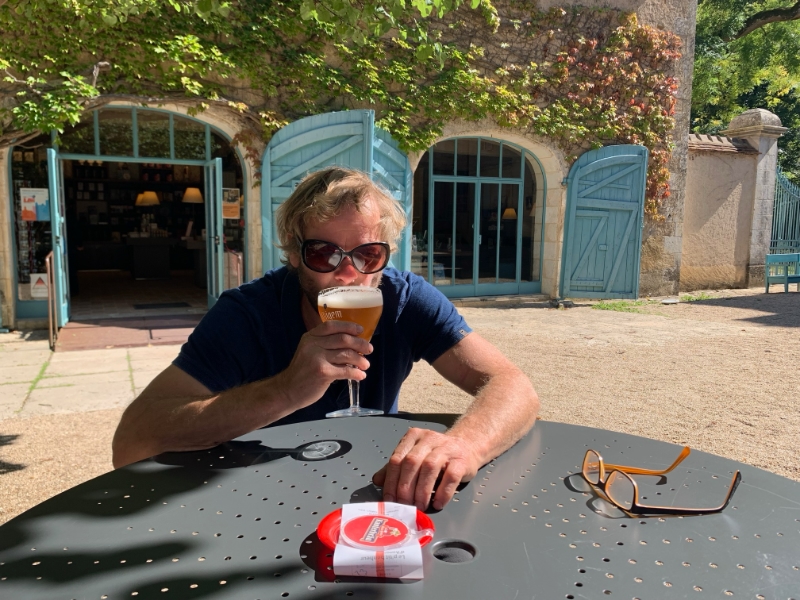 Man drinkt bier buiten bij café