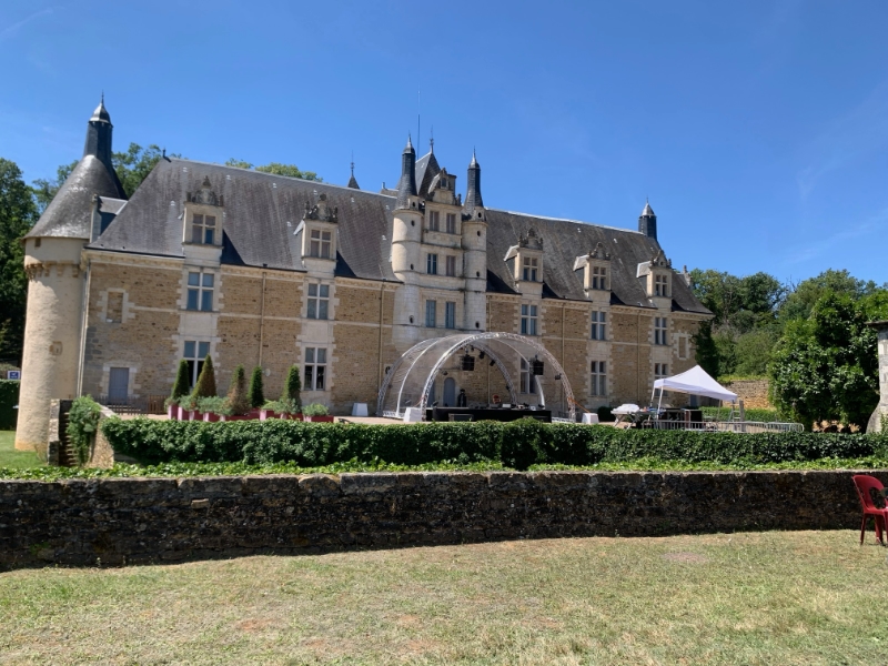 Historisch kasteel met tuin en buitenscène