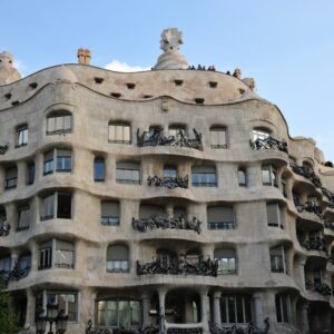 Beroemd golvend gebouw met unieke architectuur.