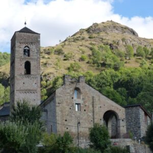 Middeleeuwse kerk voor groene heuvel.