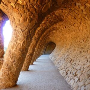 Gebogen stenen wandelpad in historisch park.