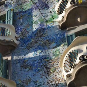 Gedetailleerde gevel met kleurrijke mozaïektegels en balkons.