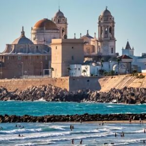 Zeezicht op historische gebouwen aan de kustlijn.