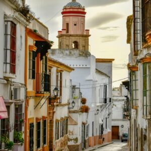 Rustieke straat met toren in historische stad