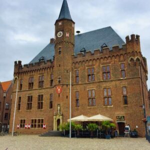 Middeleeuws stadhuis met toren en terras in Duitsland.