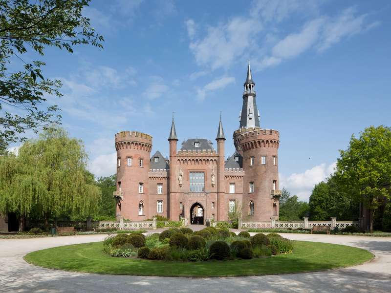 Historisch kasteel met torens en tuin in Nederland.