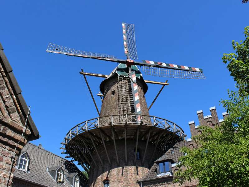 Traditionele Nederlandse windmolen tegen blauwe lucht.