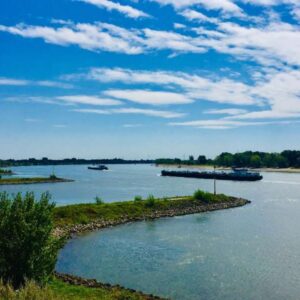 Rivierlandschap met boten en blauwe lucht, Nederland