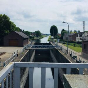 Kanaal met sluizen en huizen op achtergrond