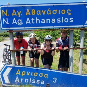 Fietsers achter wegwijzer naar N. Ag. Athanasios