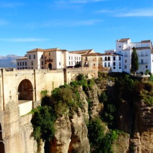 Historische brug en gebouwen op klif in Ronda.