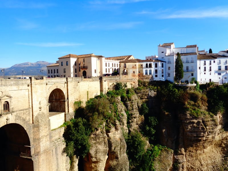 Historische brug en gebouwen op klif in Ronda.