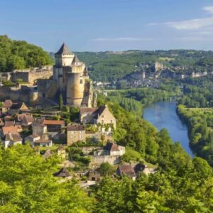 Middeleeuws kasteel met rivier en groene natuur.
