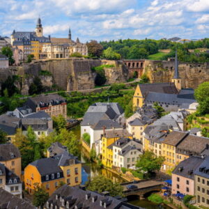 Zicht op Luxemburg-stad met oude gebouwen.