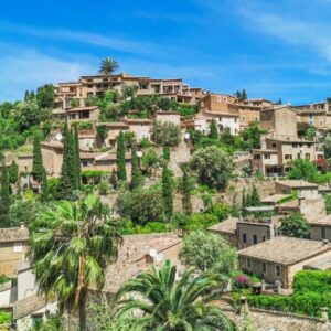 Middelands dorp op heuvel met groene bomen