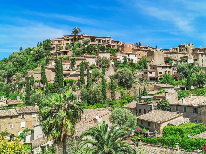 Middelands dorp op heuvel met groene bomen