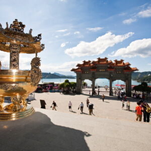 Traditioneel Chinees poort met goudkleurig beeldhouwwerk