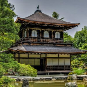 Traditioneel Japans paviljoen in groene tuin
