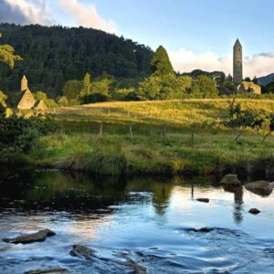 Rustiek landschap met ruïne en rivier