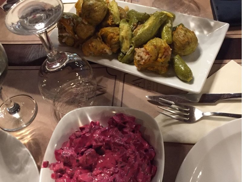 Gevulde courgettebloemen en bieten salade op een tafel
