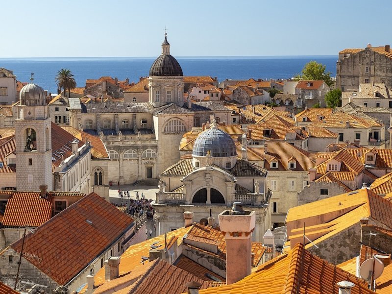 Oude stadsdaken met zeezicht in Dubrovnik.