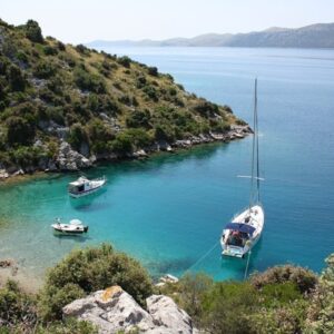 Zeilboten in heldere baai met turquoise water