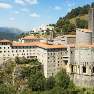 Historisch kasteel op Spaanse heuvel met bos.