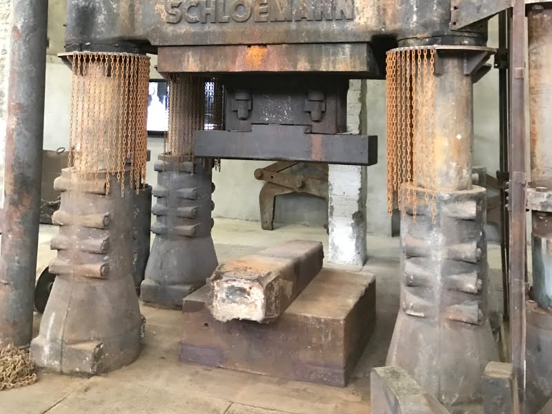 Oude industriële persmachine in fabriekshal