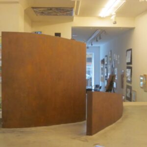 Moderne kunstgalerie met schilderijen aan de muur