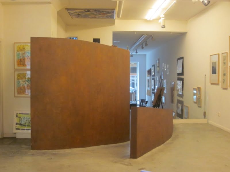 Moderne kunstgalerie met schilderijen aan de muur