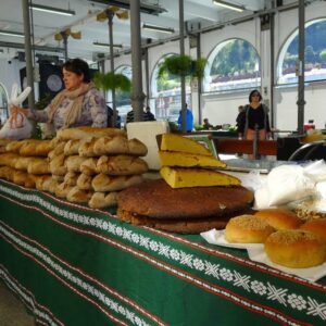 Marktkraam met brood en kaas op tafel.