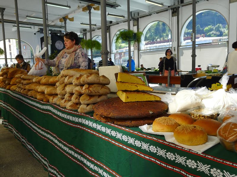 Marktkraam met brood en kaas op tafel.