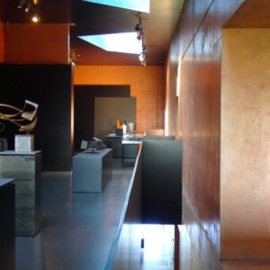 Moderne expositieruimte met kunstvoorwerpen en displays.