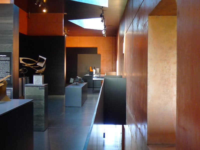 Moderne expositieruimte met kunstvoorwerpen en displays.