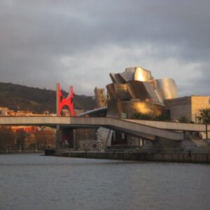 Modern gebouw aan rivier met ochtendlicht