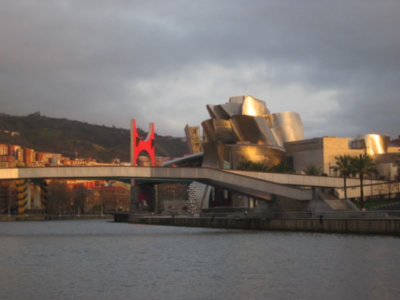Modern gebouw aan rivier met ochtendlicht