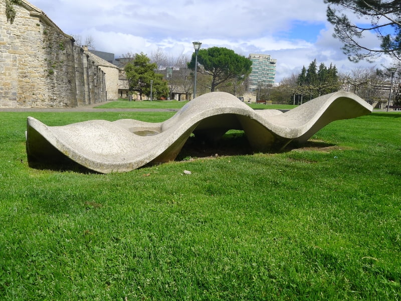 Golfvormige betonnen bank in park