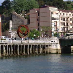 Rivier met brug en gebouwen op de achtergrond